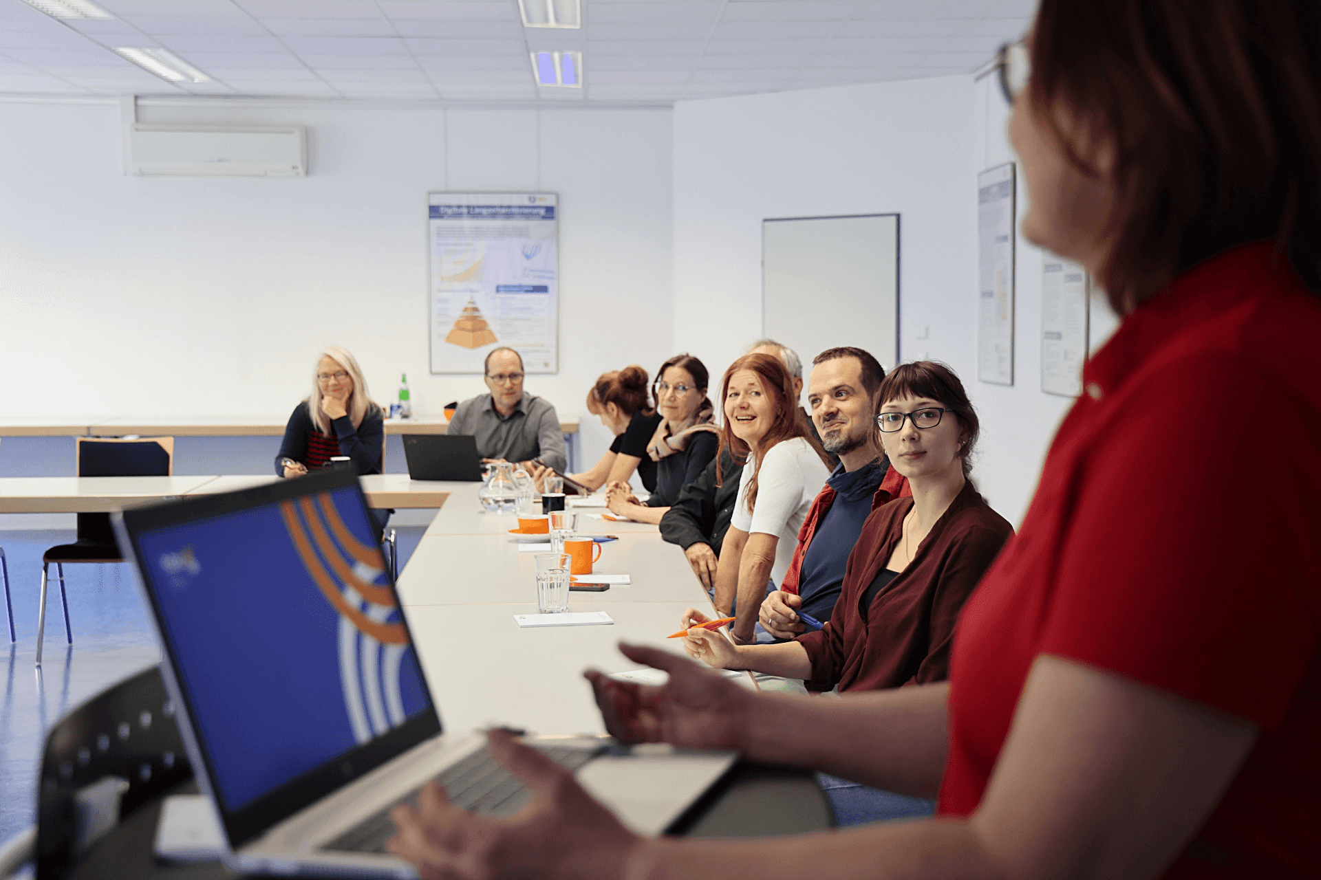 Mitarbeitende des hbz bei einer Besprechung (Foto)