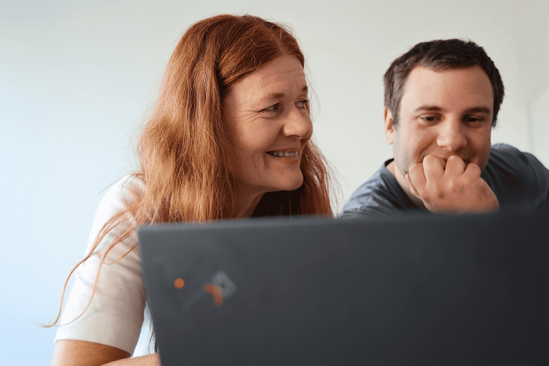 hbz-Mitarbeitende im Austausch über ein Online-Angebot (Foto)