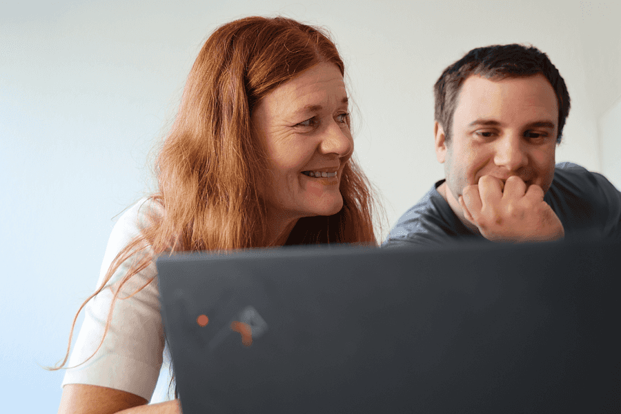 hbz-Mitarbeitende im Austausch über ein Online-Angebot (Foto)